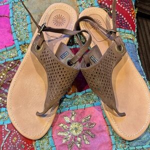 NWOT UGGS Elegant Brown Suede SANDALS with Cutout Design